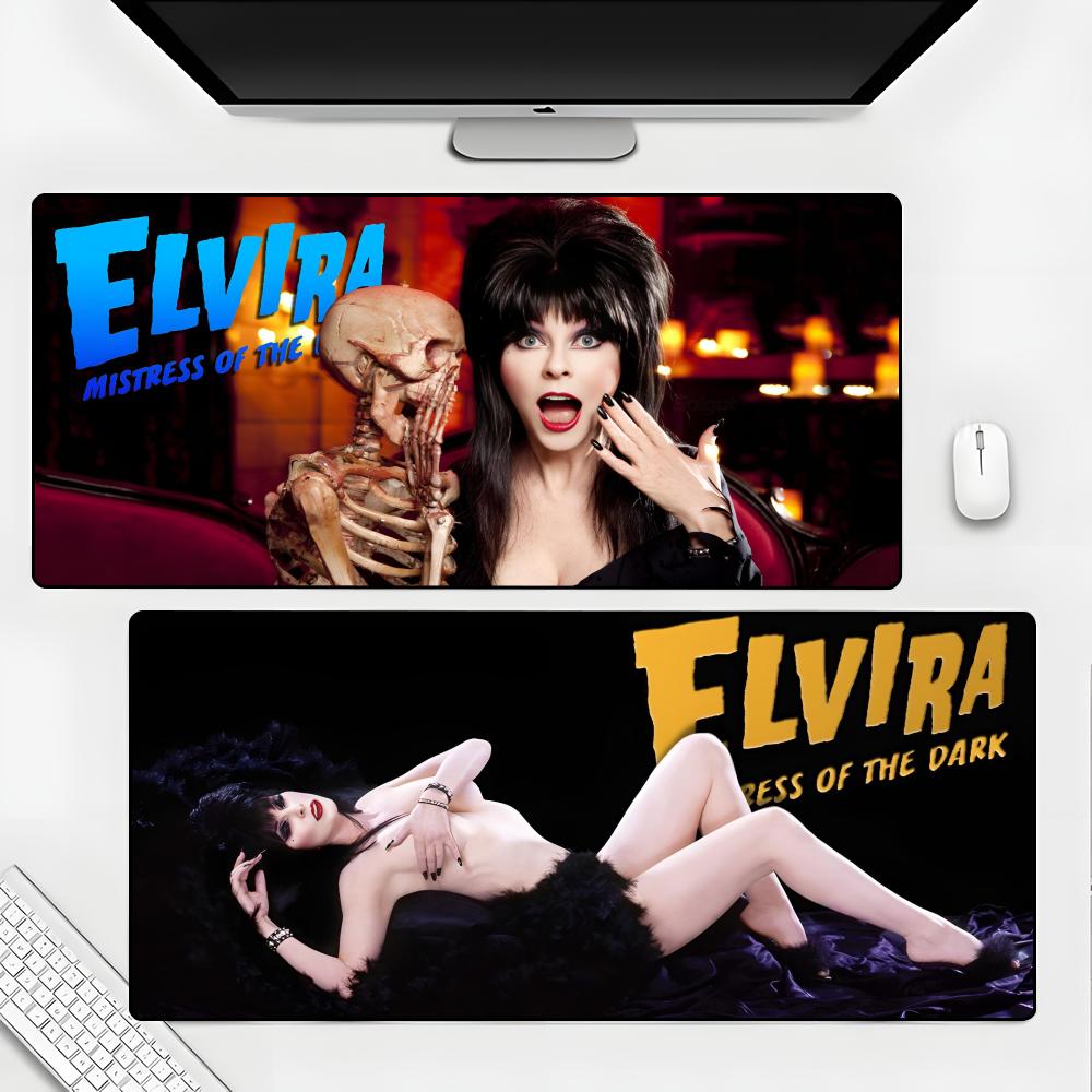 Desk Setup Dark - E-Elvira Mistress Of The Dark マウスパッド