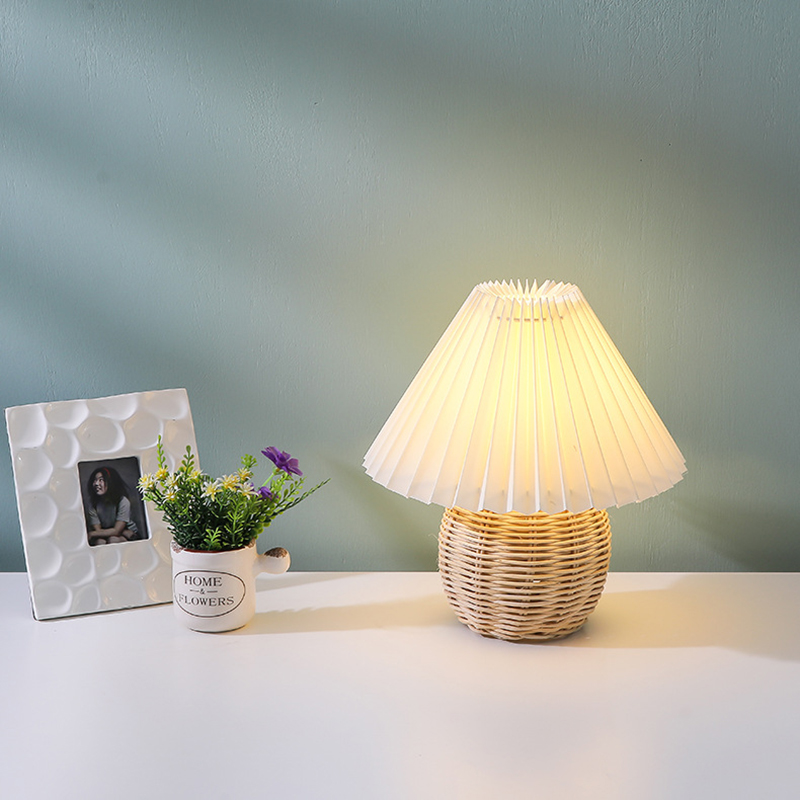 SCKDAY LED プリーツテーブルランプ ラタンベース  - Desk Setup Vintage のレビューと価格